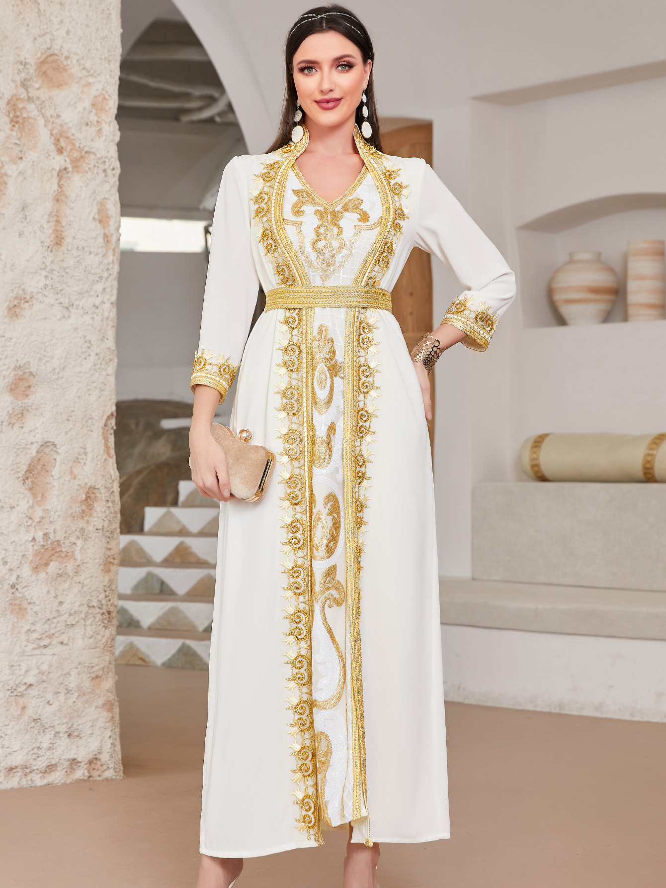 Robe musulmane arabe élégante avec dentelle dorée et sequins_voghion.com