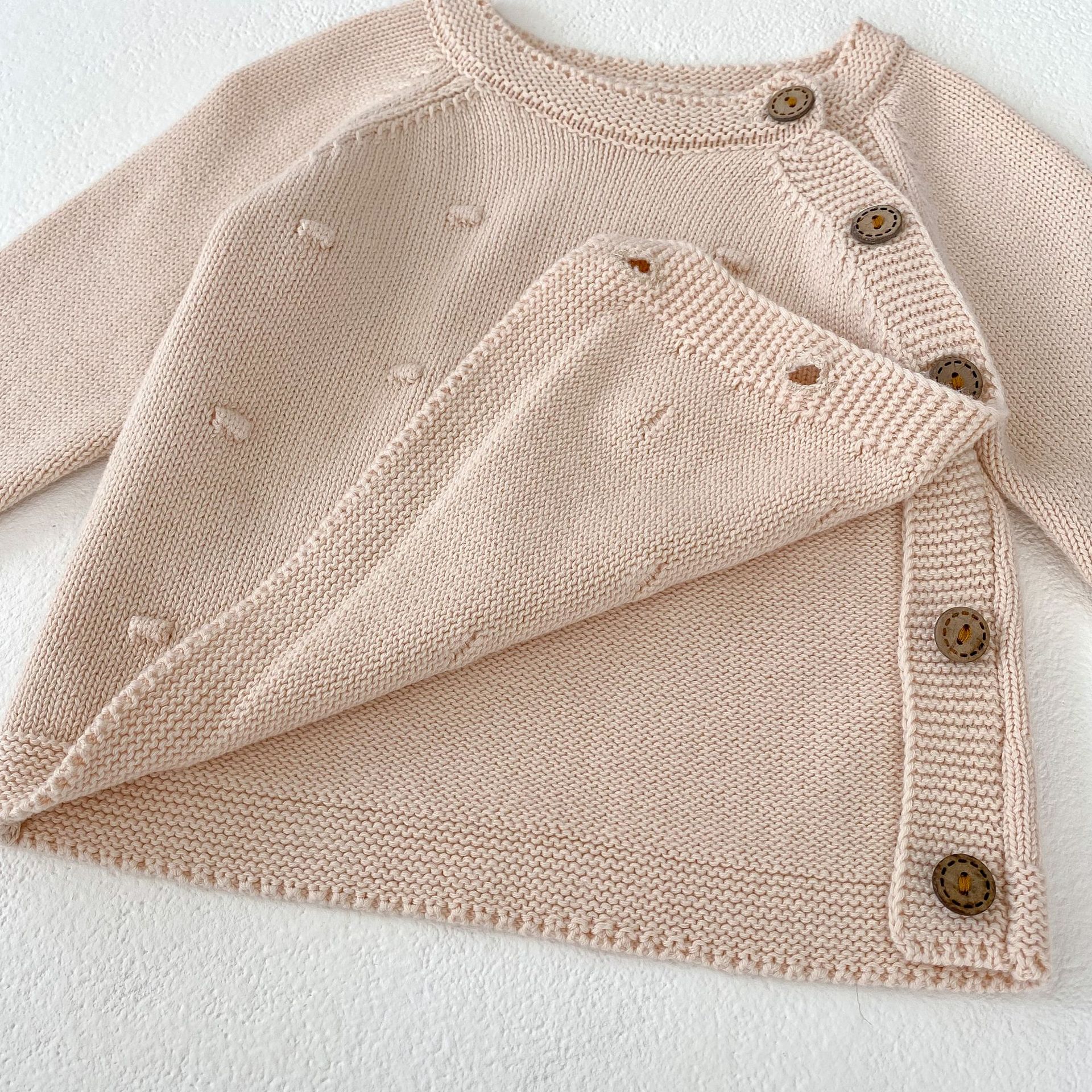 Ins2024 Hierscht Kleeder Puppelcher a Meedchen Baby Dot Haken Blummen Diagonal Front Strickmantel + Shorts + Hutt 3-Stéck Set_voghion.com