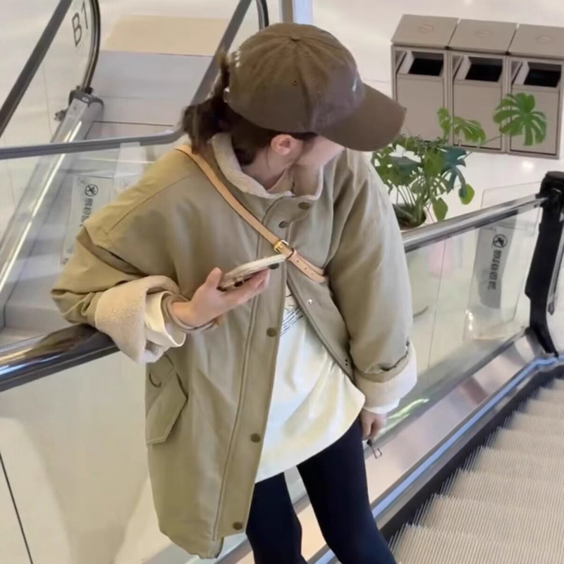 Korean-Style Stand-Collar Fleece-Lined Thickened Jacket for Women, Winter 2025 New Style, Loose Fit, Slimming Mid-Length Parka Coat, Trendy Korean-Style Stand-Collar Fleece-Lined Thickened Jacket for Women, Winter 2025 New Style, Loose Fit, Slimming Mid-Length Parka Coat, Trendy