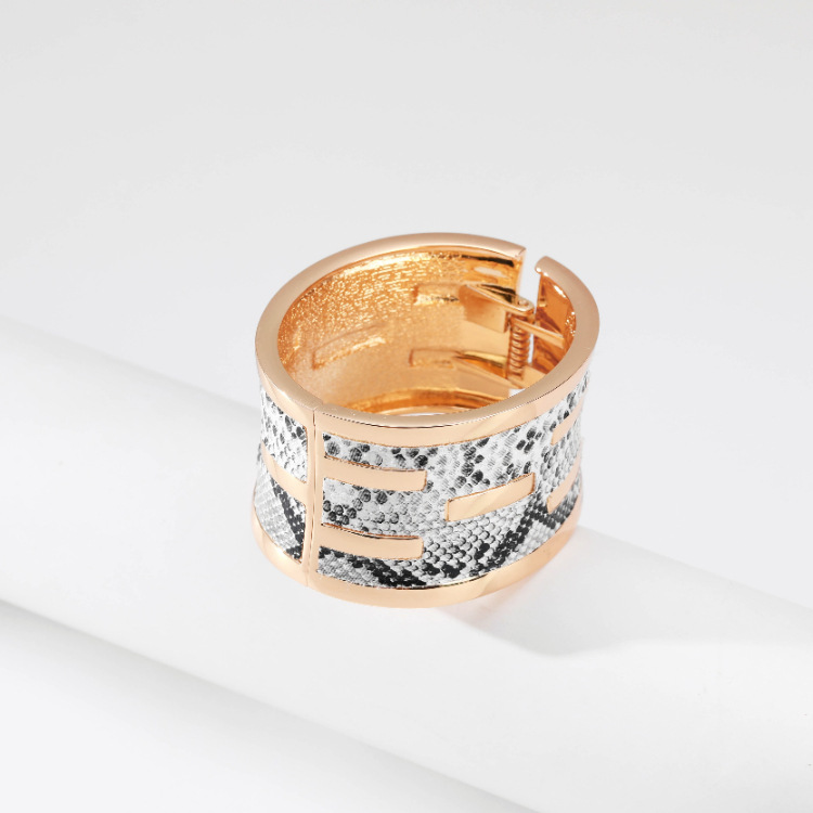 fashion snake pattern open bracelet