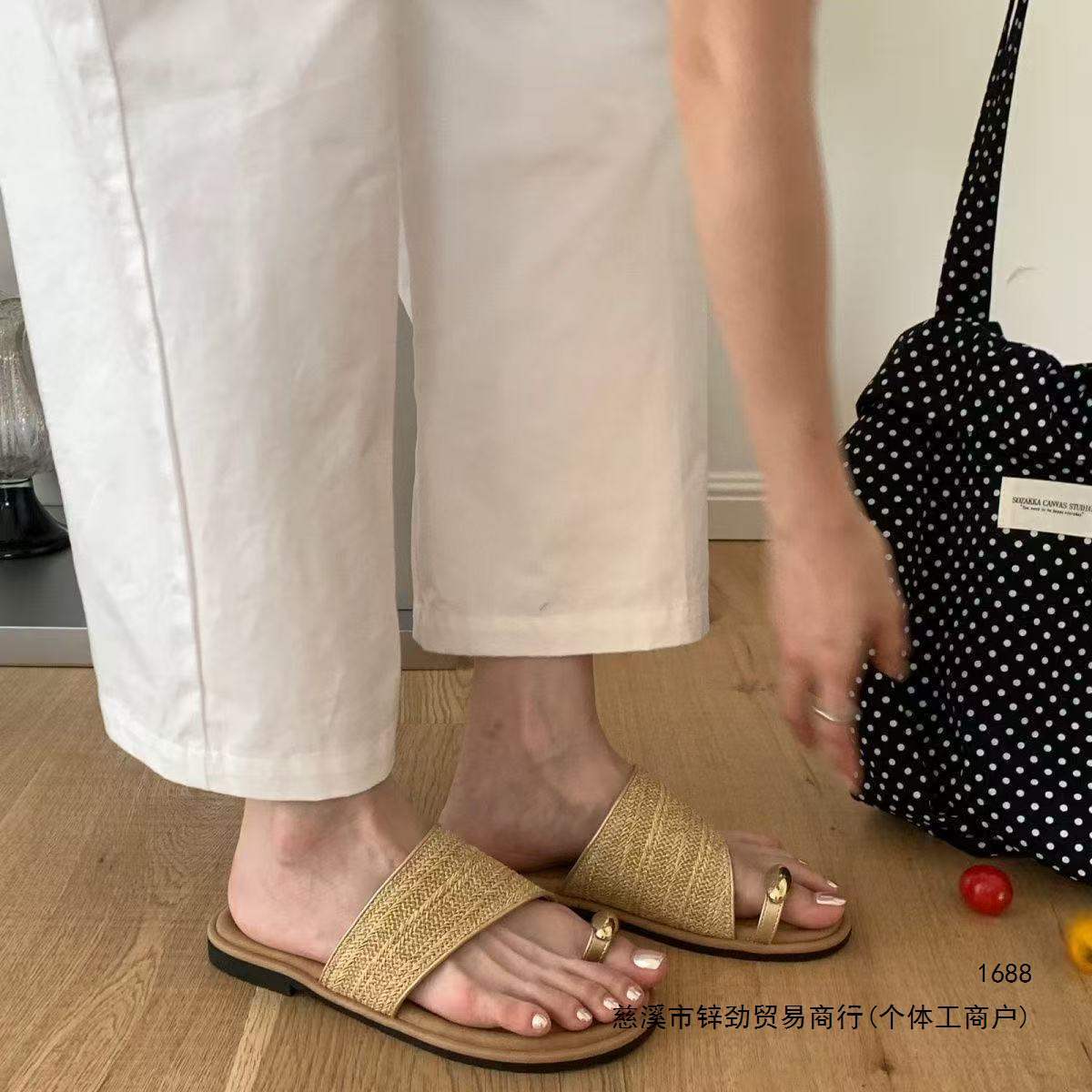 Metallic Beach Flip-Flops 2026 Women's Summer New Style Soft Sole Flat Vacation Flip-Flops Wasteland Style Khaki