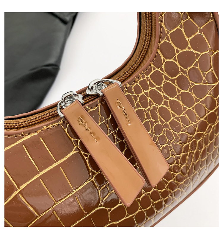 Women's Small Pu Leather Solid Color Crocodile Streetwear Pillow Shape Zipper Underarm Bag display picture 13