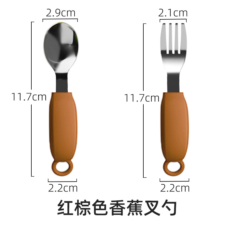 붉은 갈색 바나나 포크와 스푼