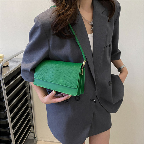 Winter fashion retro cross-body small bag for women  new style trendy niche women's shoulder baguette bag