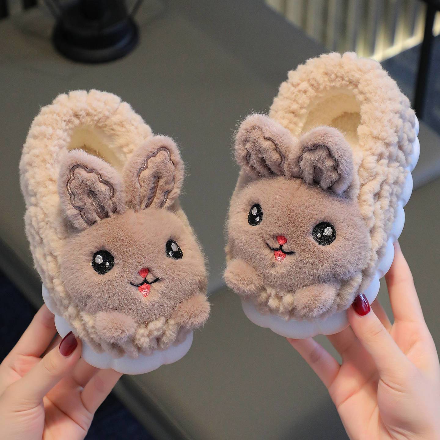 Zapatos de algodón para niños en invierno en el hogar calentamiento antideslizante para niñas zapatos de peluche de moda para niños zapatillas de algodón tacones