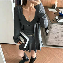 现货高品质MU家低领吊带+开衫+短裙套装女百搭深灰色设计感三件套
