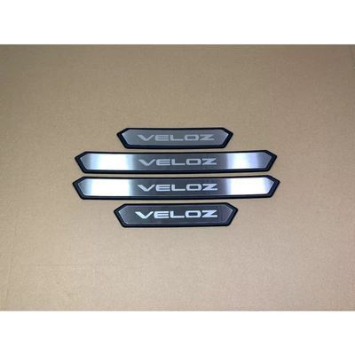 Hilux BZ4X ALTIS | Dekorativ pedal başlıqları - veloz-exterior-door-sill-strip-black-base-with-silver-color