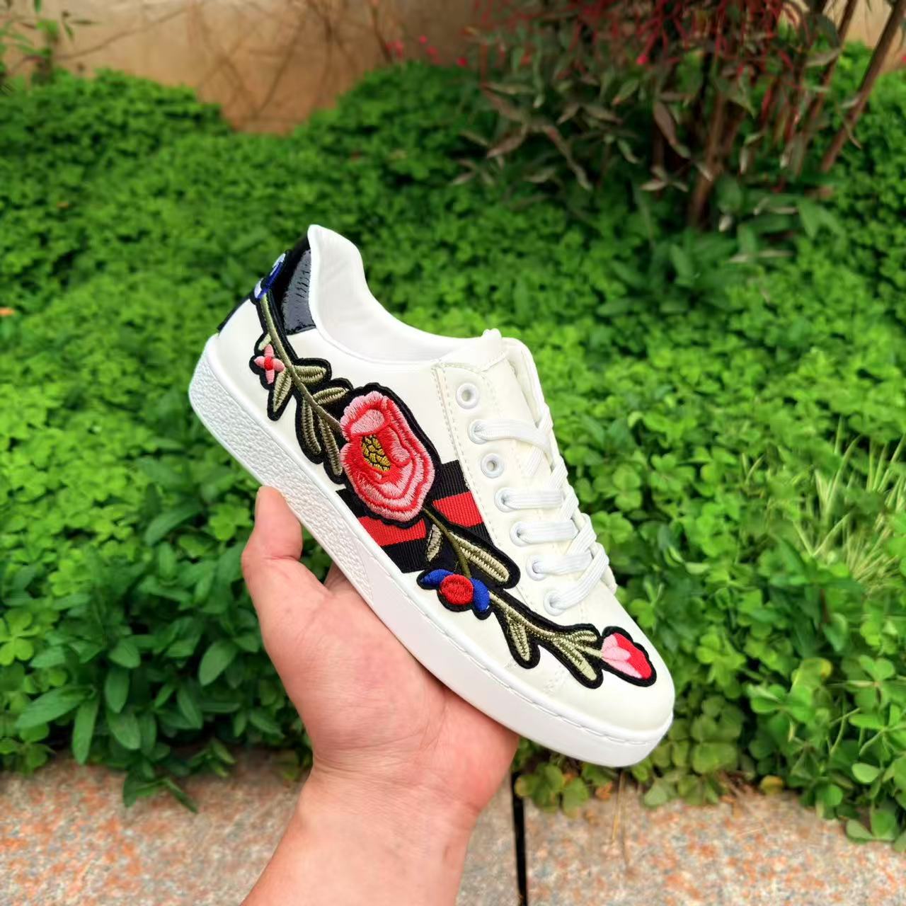 Bee Europa marca de moda bordada zapatos blancos ligeros de lujo con suela gruesa de moda para hombres zapatos deportivos de skate de estilo universal zapatos casuales