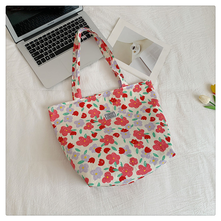 The large-capacity single-shoulder bag for student commuting is a bestseller in early spring. The Korean-style fresh and simple floral fabric bag is a versatile tote bag undefined