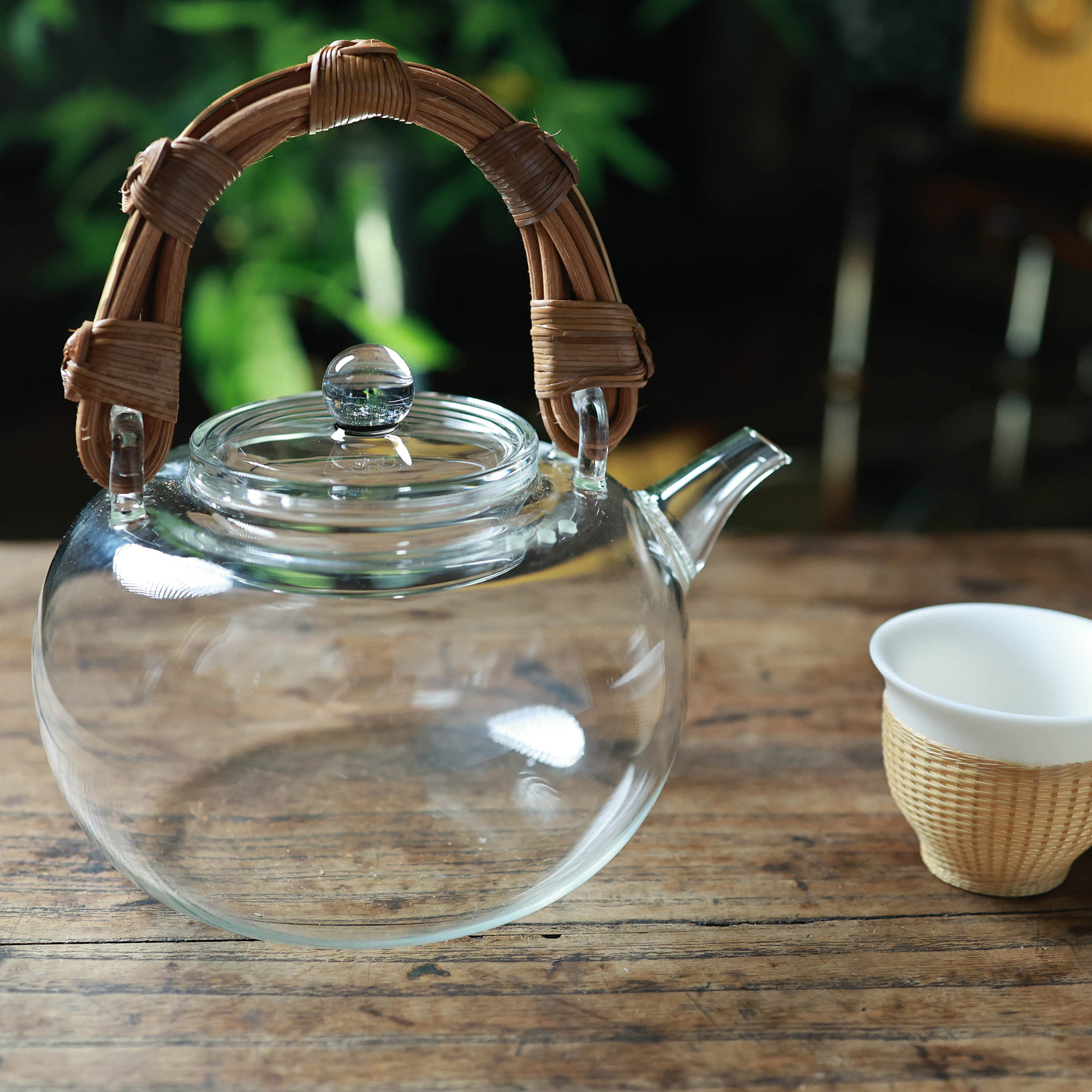 Meifei Bamboo Handle Glass Teapot, a heat-resistant and thickened teapot perfect for brewing tea around a stove, a Kung Fu teapot.