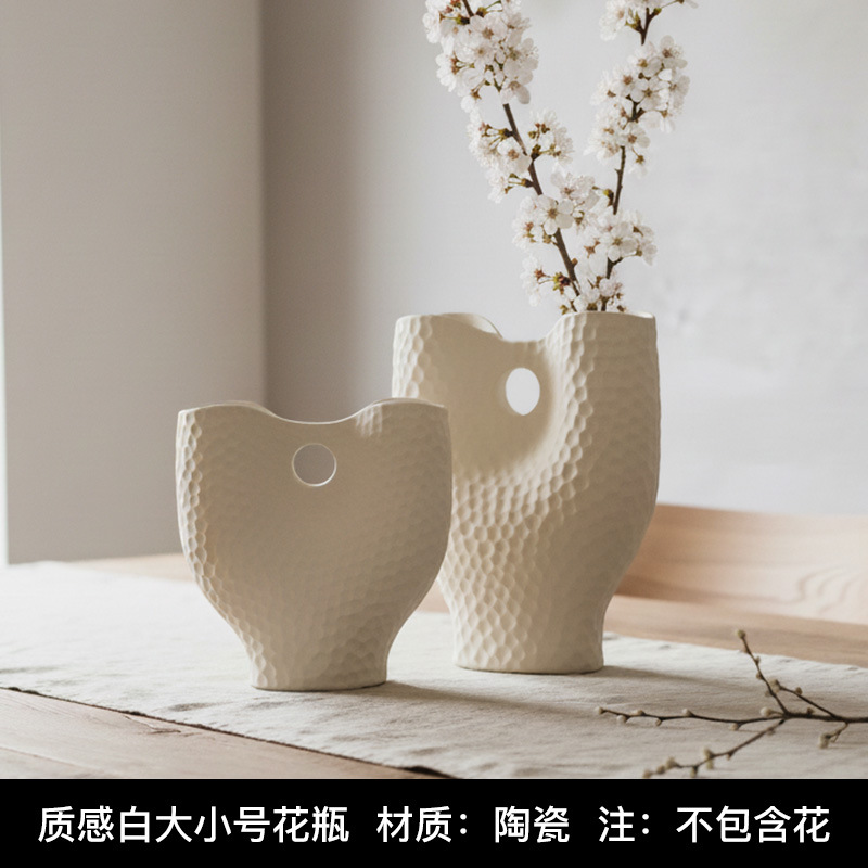 リビングルームの置物は軽くて豪華で高級な雰囲気のお酒棚の装飾品です。