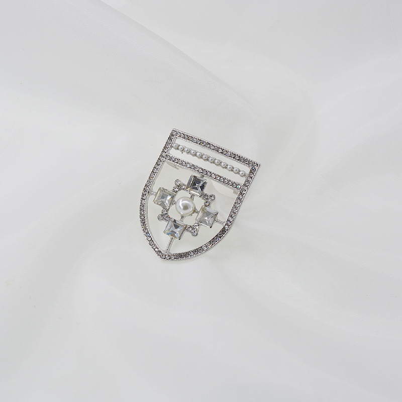 Retro Baroque Diamond Pearl Brooch display picture 8