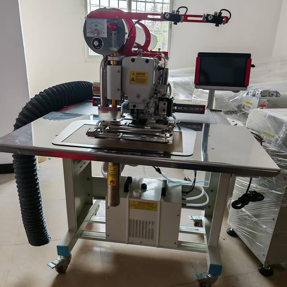 3520F máquina de apertura láser de computadora bolsa de prendas de vestir T-shirt puerta abierta fábrica de ropa máquina de apertura bolsa