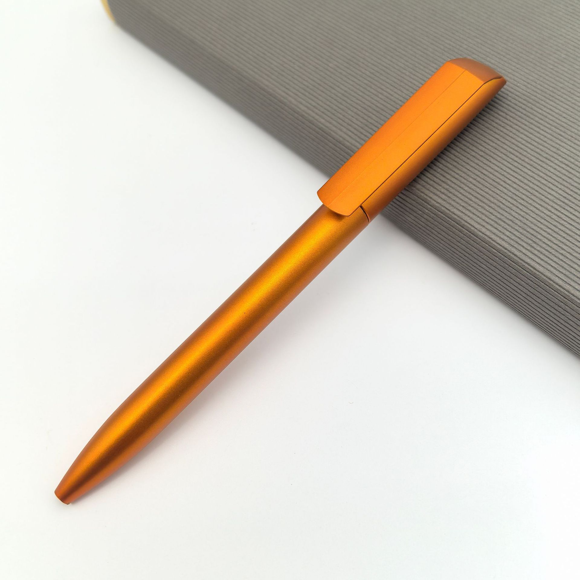 Suministro de bolígrafo de torsión de plástico de boca oblicua, pintura en aerosol, bolígrafo de regalo publicitario, bolígrafo de promoción de color, bolígrafo de logotipo de hotel publicitario