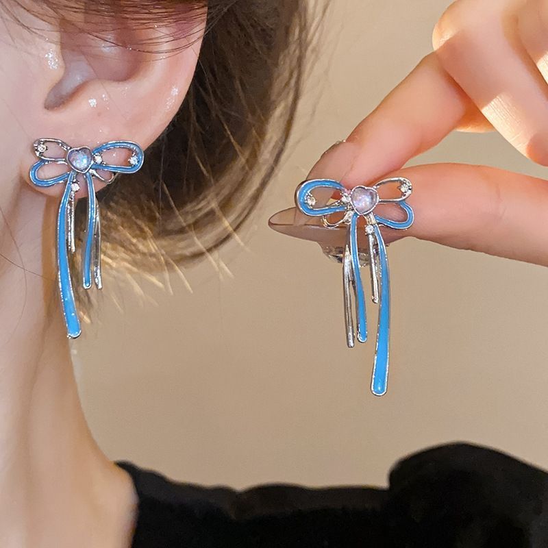 Pendientes de perlas de tendencia de moda de aguja de plata Pendientes pequeños y exquisitos de todo fósforo Pendientes de alta gama de lujo ligero al por mayor mujeres