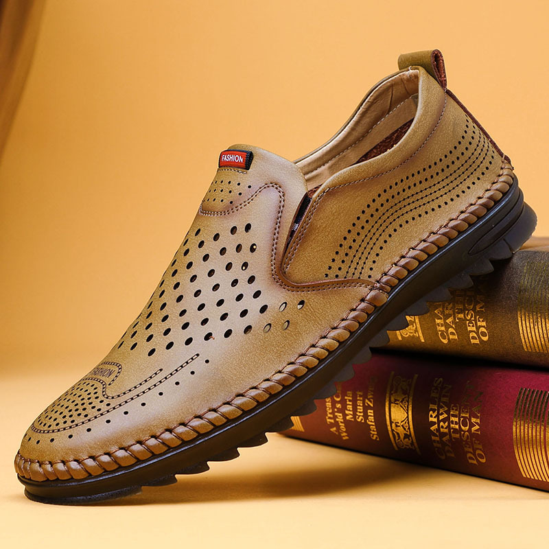 Las sandalias de los nuevos hombres del verano agujerea los zapatos huecos de los zapatos de cuero ocasionales resbalón-en los zapatos blancos de los hombres respirables del papá de los hombres