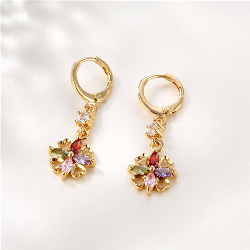 Boucles D&#39;oreilles En Cuivre De Trèfle À Quatre Feuilles De Zircon De Couleur Creuse Vintage 18k En Gros Nihaojewelry display picture 2