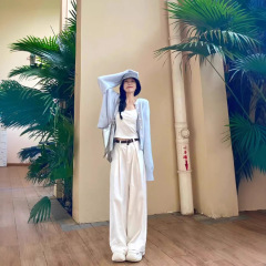 柔らかいモチ感の薄い青いニットのカーディガンのセーターのコートの女性の秋の新型のシンプルな組み合わせの短い上着のコート