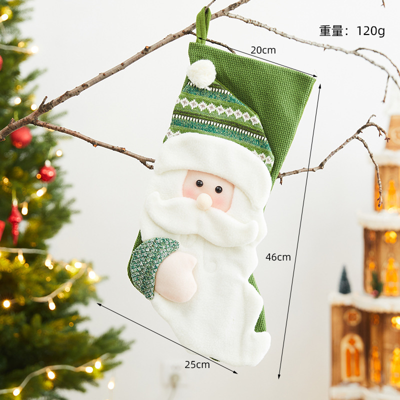 クリスマスの靴下のプレゼントの袋の大きいサイズの老人の雪だるまの贈り物のキャンディーの靴下のシーンは飾りを掛けてクリスマスの装飾品を飾ります。|undefined