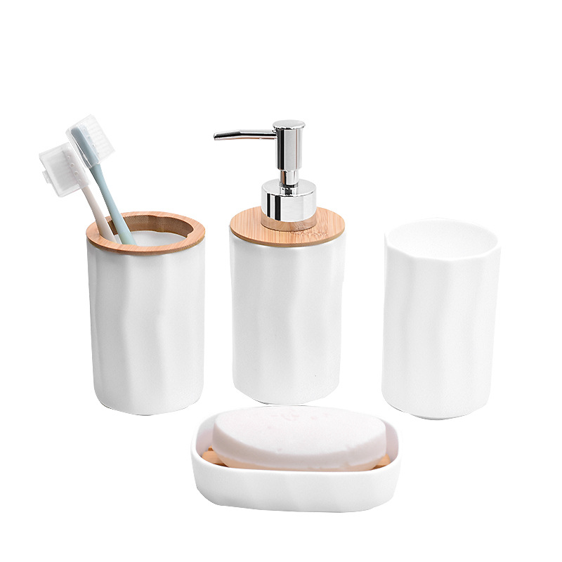 Cubierta de bambú y madera de plástico de baño de cuatro piezas de almacenamiento de cubierta de inodoro estante de tazas de dientes fabricantes de baño al por mayor