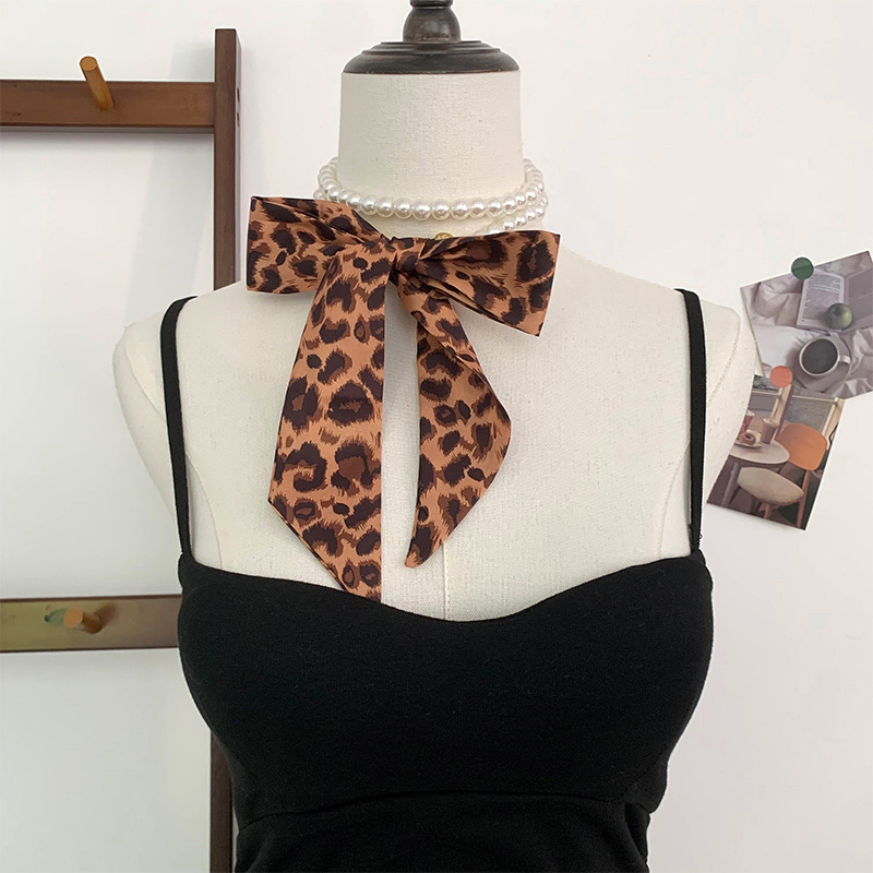 Collar de perlas Pañuelo de seda pequeño de tira larga Sentido de alta calidad Primavera y verano Nuevo estilo Bufanda de todo fósforo Turbante retro Cinta para el cabello