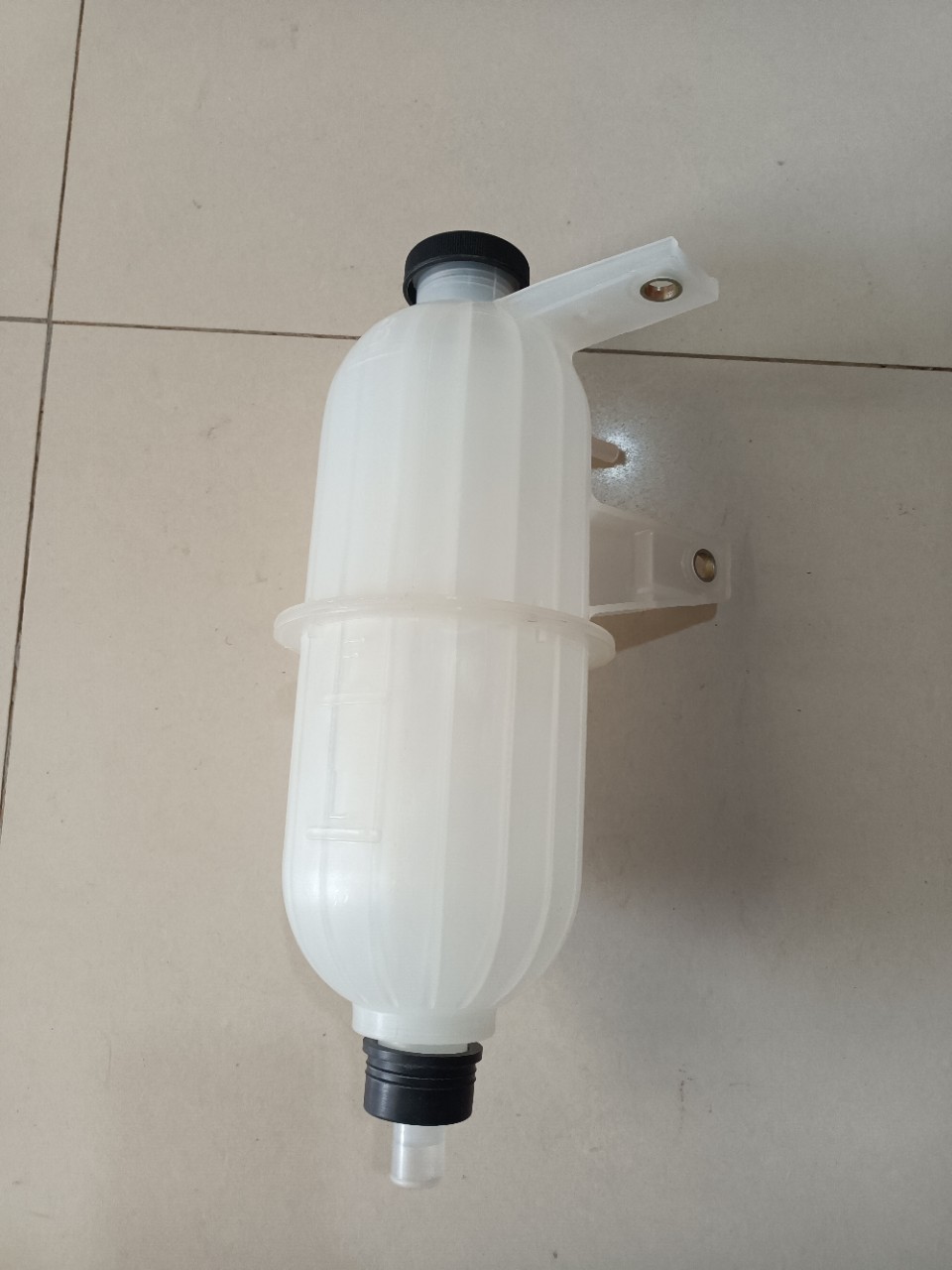 In-Stock Manufacturer Wholesale Japanese-Style Expansion Tank Corolla 16470-0L010 Expansion Water Tank Hilux