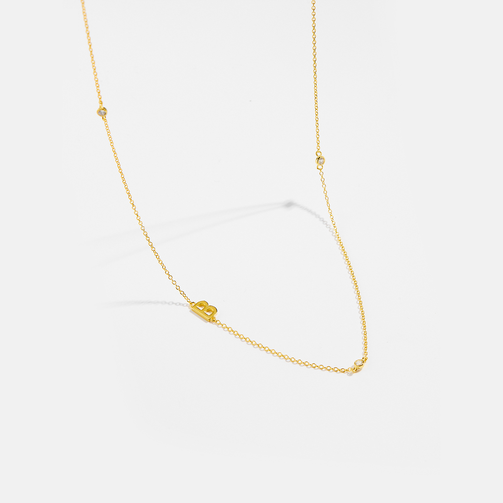 Collar con el alfabeto inglés de 26 letras para mujer, plata de ley S925, cadena de clavícula elegante y brillante, joyería nueva y popular en stock, venta al por mayor