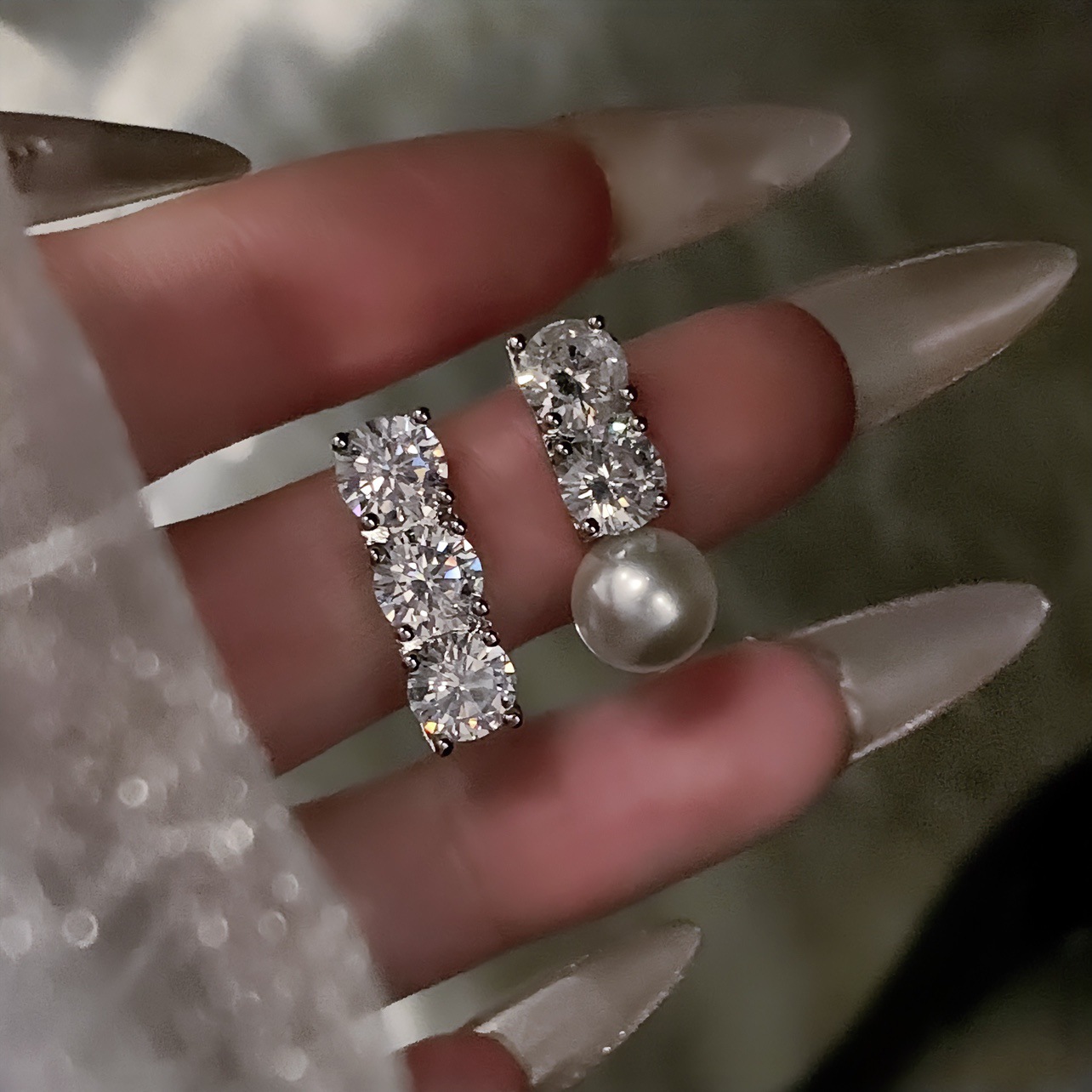 Asymmetrical shiny design earrings pearl