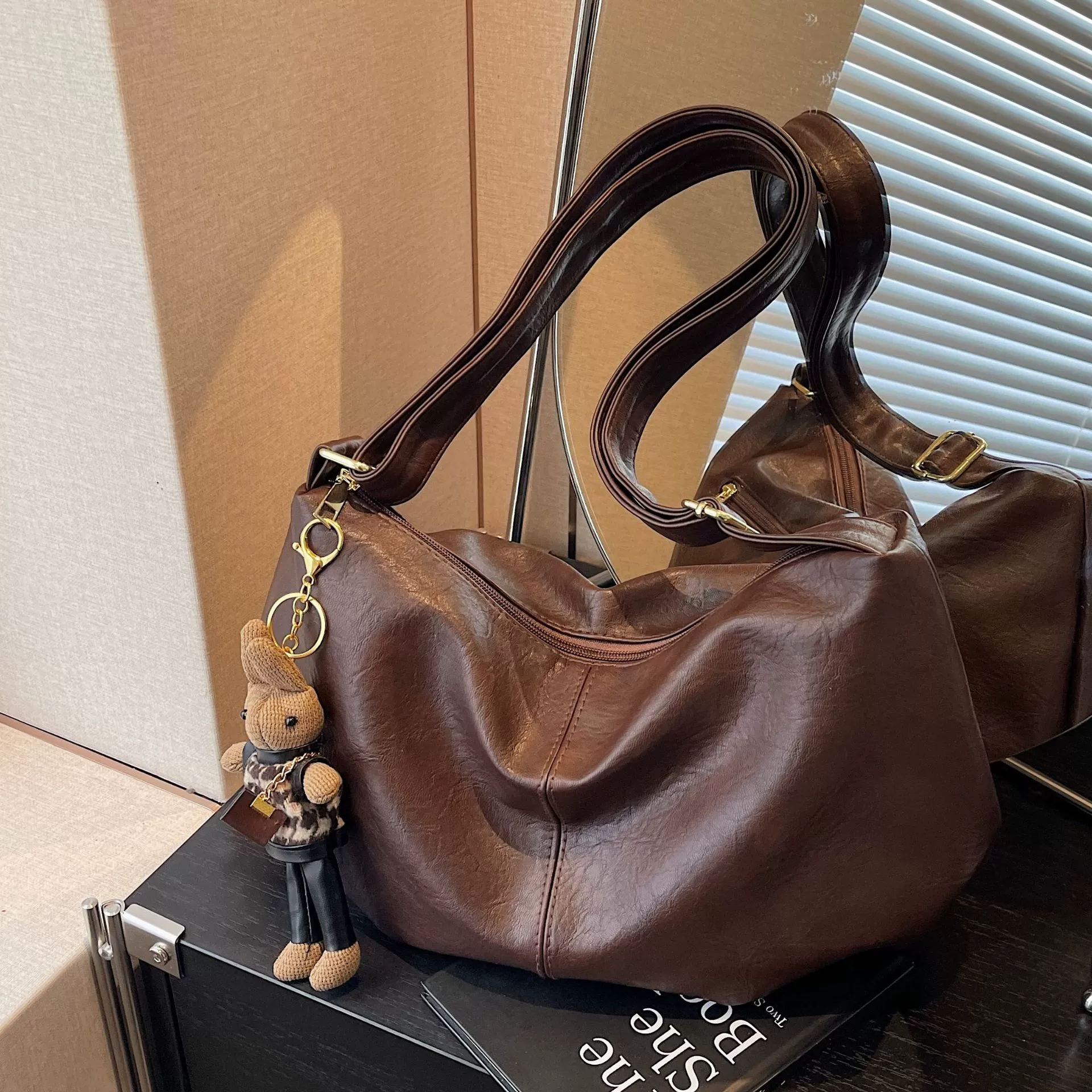 Retro capacious shoulder bag, universal one-shoulder bag, high-end