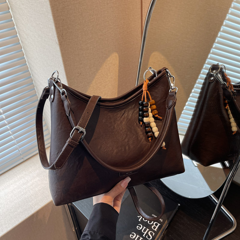Bolsa de hombro con brazalete coreana de alto valor en otoño y invierno 2025 nuevo estilo retro simple bolso de mochila casual bolso de mano