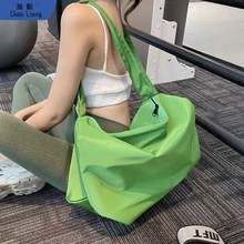 韩国网红同款尼龙斜挎包包女ins时尚大容量短途旅行包健身包新品