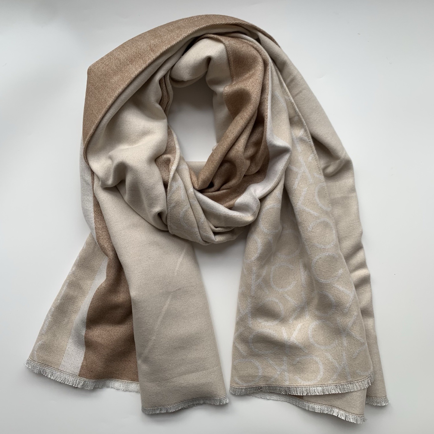 두툼한 베이지색