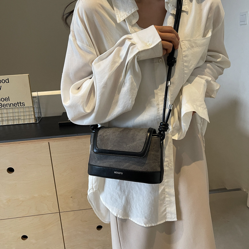 Nicho Zhong bolso de diseño de color para mujeres 2024 nueva moda exterior versátil bolso pequeño cuadrado de alta calidad retro mochila