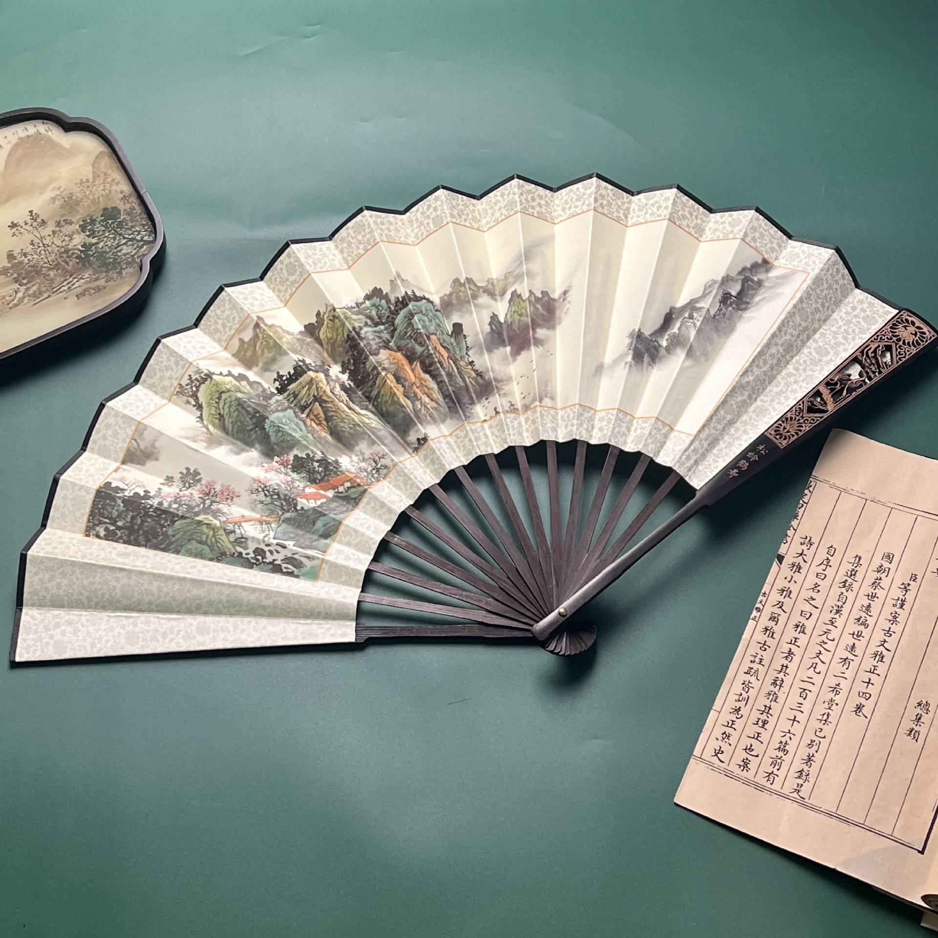 Engraved silk fan*Carved with a one-foot hollowed-out design on the green silk fabric folding fan*Deeply carved high-end men's folding fan*Fan handle carved by a professional fan handle factory