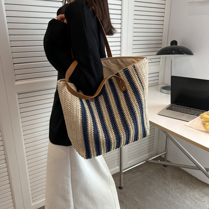 2025 New Versatile Straw Tote Bag Woven Beach Bag Fashionable Contrasting Color One-Shoulder Lightweight Large-Capacity Commuter Bag