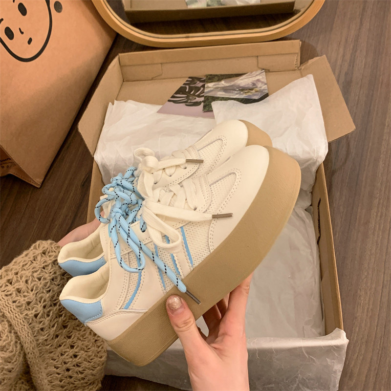 Zapatos blancos con suela gruesa zapatos deportivos casuales de mujer 2026 nuevos zapatos de mujer de verano súper caliente y versátiles zapatos de skate casuales