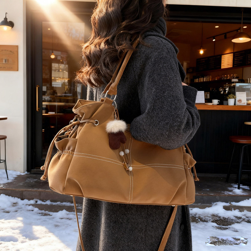 Retro nicho locomotora viento bolso otoño invierno 2025 nuevo sentido de alta calidad de viaje de hombro bajo la braza bolso de mujer