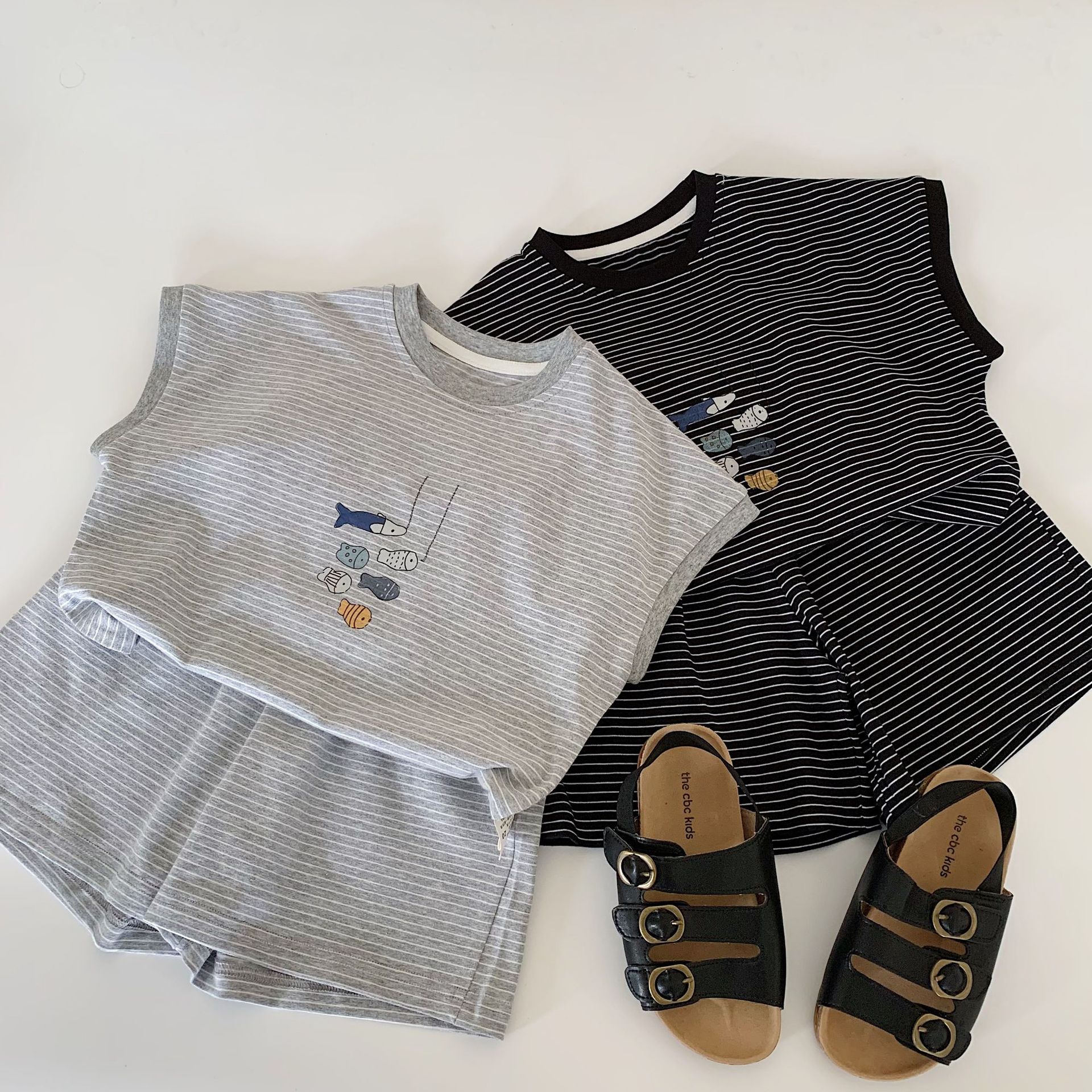 Traje para niños Maibao 2025 verano nuevo estilo coreano hombres y mujeres bebé a rayas sin mangas traje de dos piezas para niños