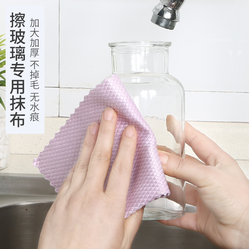 ガラスを拭く専用の魚鱗雑巾は痕跡がなく、水を残さない神器家庭用窓鏡は清潔な布を厚くして吸水する|undefined