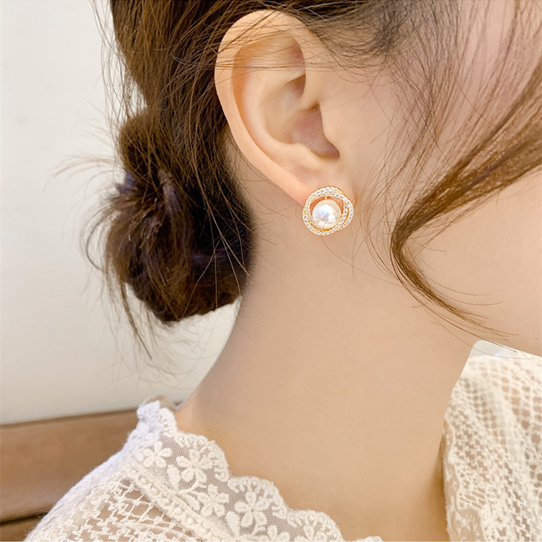 Pendientes de perlas retro de gama alta 2020 nuevos pendientes de diseño de pendientes pequeños y elegantes de moda para mujeres