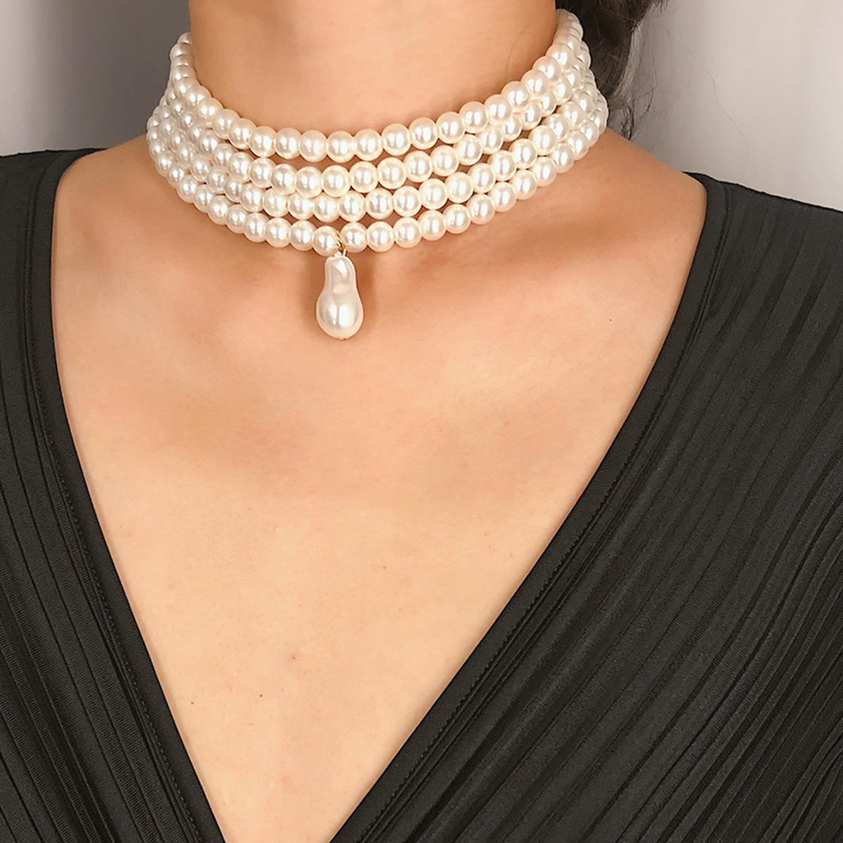Fashionable geometric accessory from pearl
