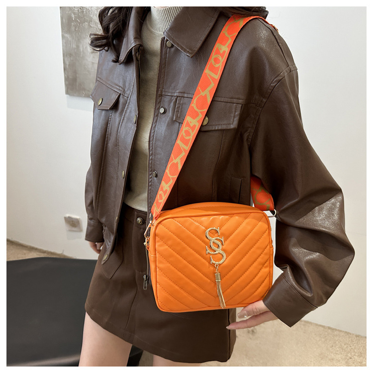 A stylish Korean-style wide shoulder strap small bag for women in the autumn of 2024, a niche design and versatile camera bag, an ins crossbody small square bag undefined
