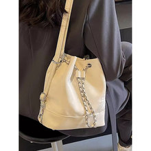 水桶包包女2024新款小众设计链条双肩包女高级感百搭外出旅行背包