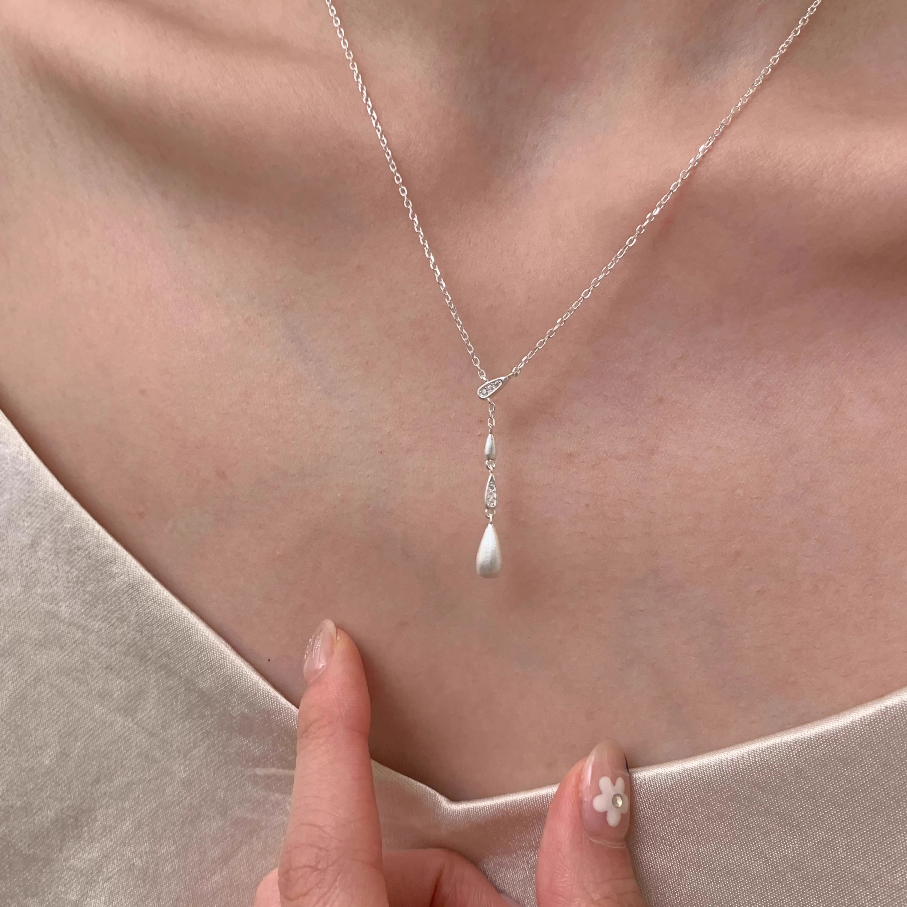 Brushed Tassel Water Drop Necklace for Women, Light Luxury Niche Necklace, High-End Clavicle Chain, Versatile and Elegant Necklace for Women