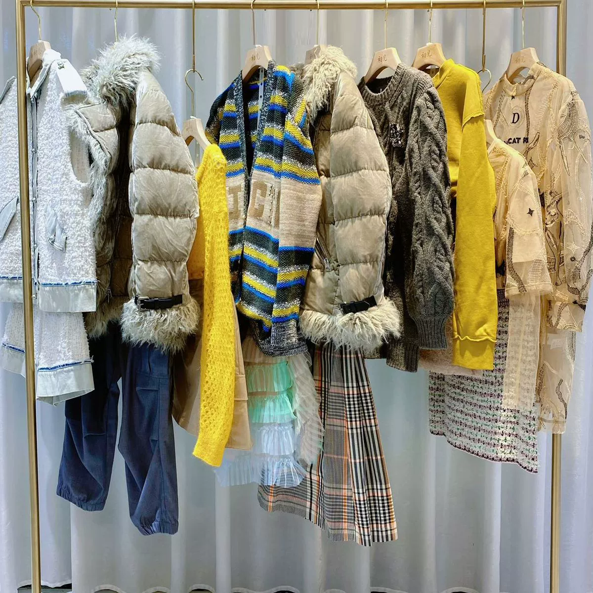 Распродажа женской одежды, ликвидация складских запасов брендовой женской одежды, женская одежда без этикеток, прямые поставки, остатки со склада, оптовая продажа различных моделей