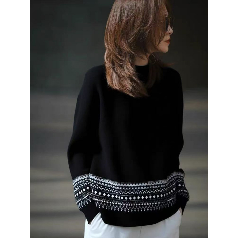 2026 new autumn and winter fashion, elegant and sophisticated, with a subtle and intellectual vibe, stunning burgundy knitted top