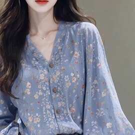 2026法式优雅绝美蓝色碎花V领长袖春秋季新款超好看宽松遮肉衬衣