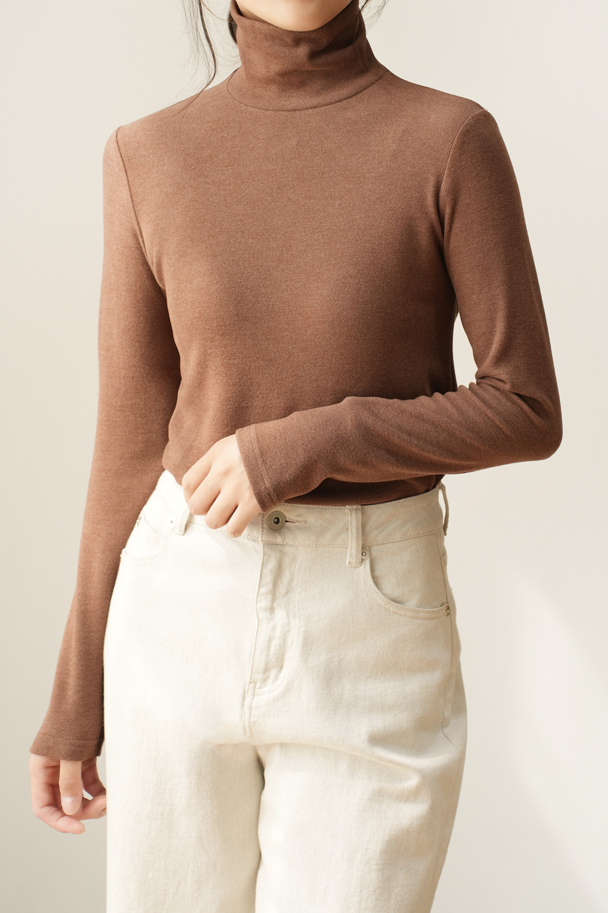 다크 브라운 터틀넥 언더셔츠