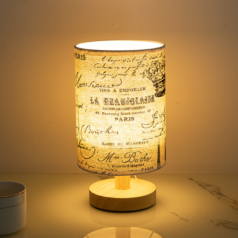 Lámpara de mesa USB moderno simple regalo creativo aprendizaje B & B lámpara de mesa popular dormitorio Zhongshan fabricante