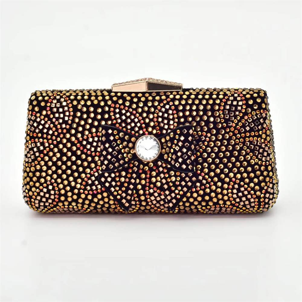 Vintage strasszokkal díszített női magassarkú cipő hozzáillő clutch stílusú vacsorához való öltönnyel_voghion.com